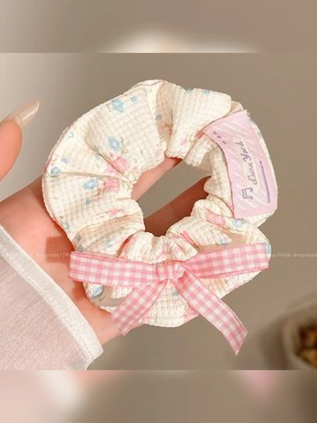 White plaid, pink bow 8 cm