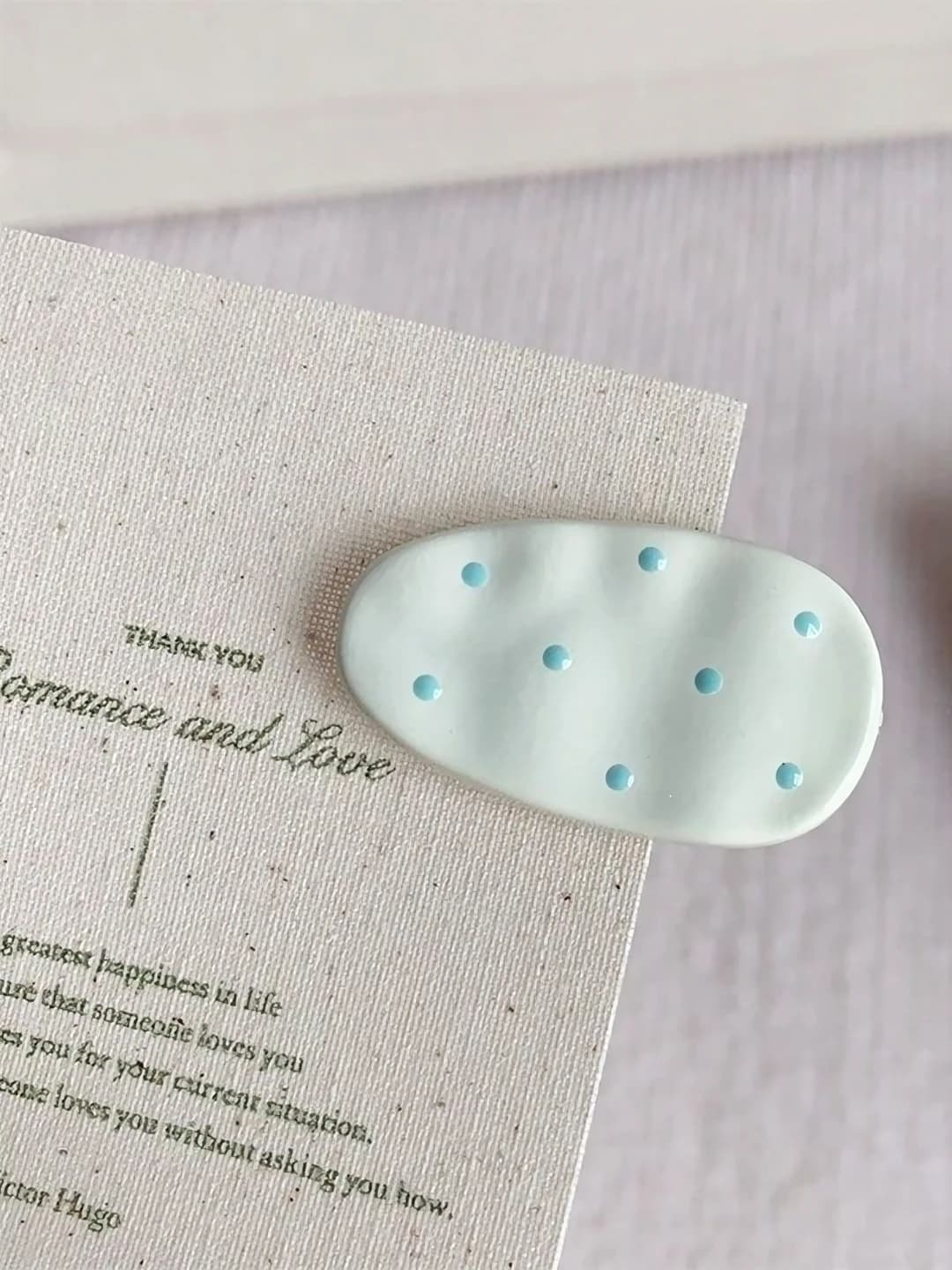 3# Beige small drop clip ~3 cm