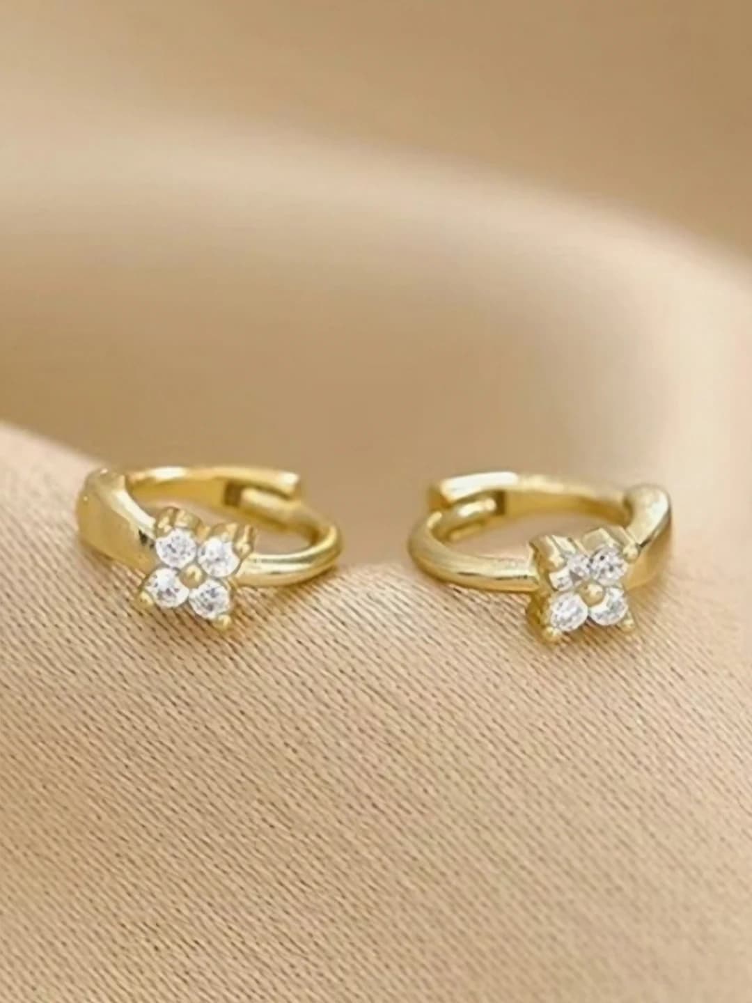 Four-leaf clover hoops gold
