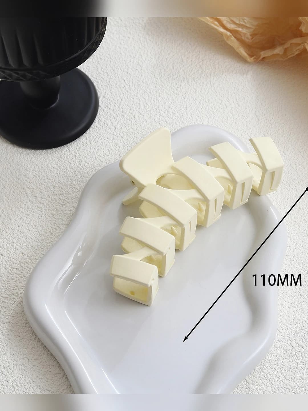 Off-white wavy clip, 11 cm