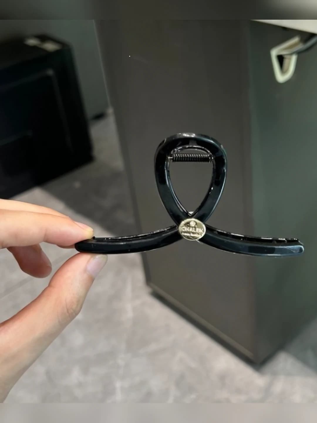 2# Gold logo clip ~11cm