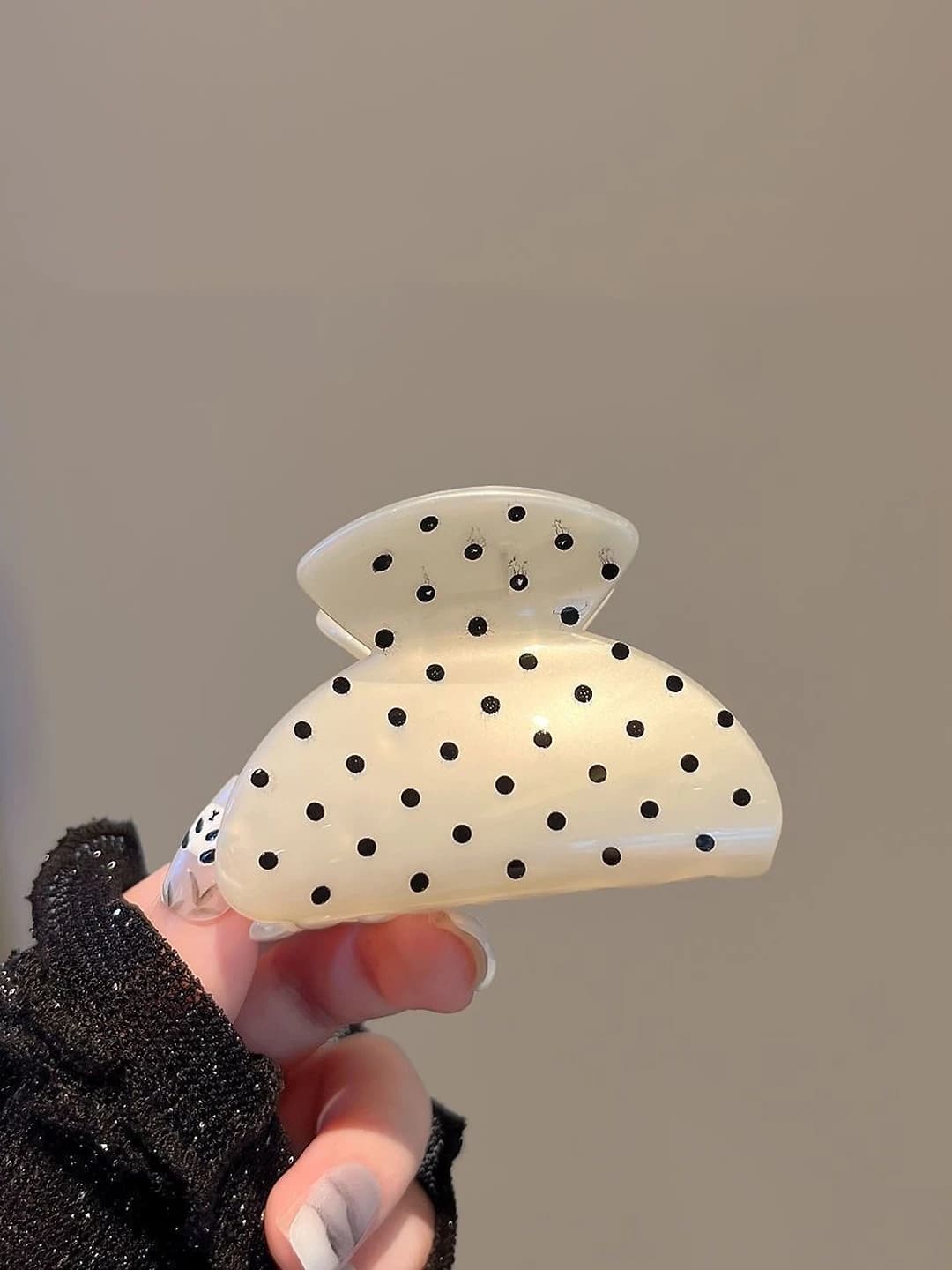White polka dot clip 6 cm
