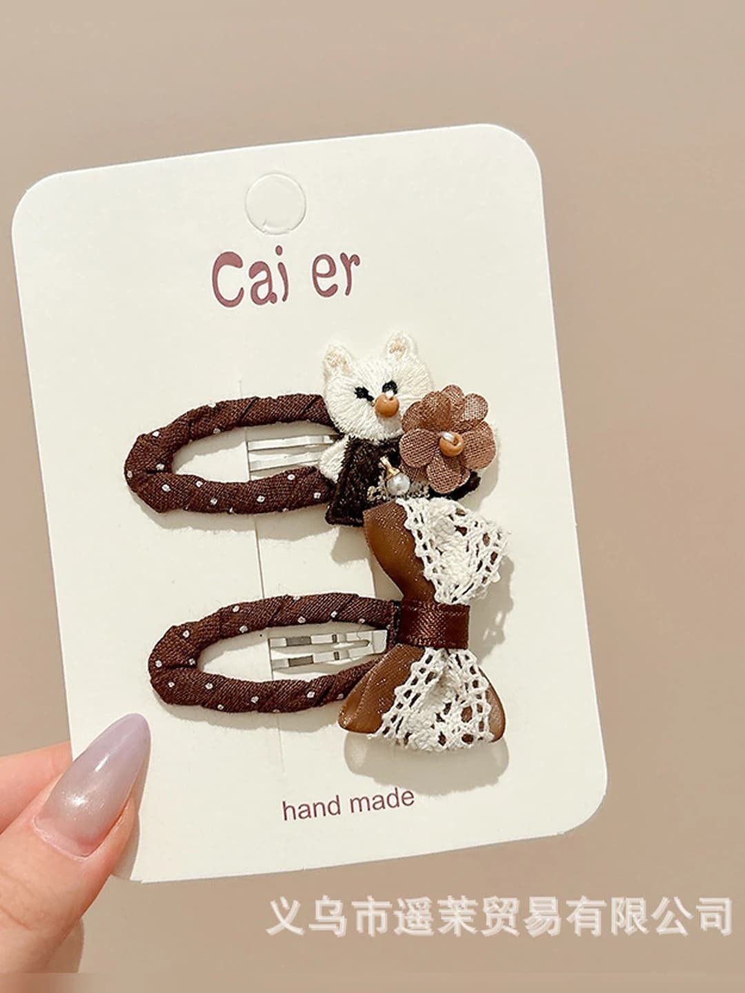Small cat + bow clip, ~5 cm
