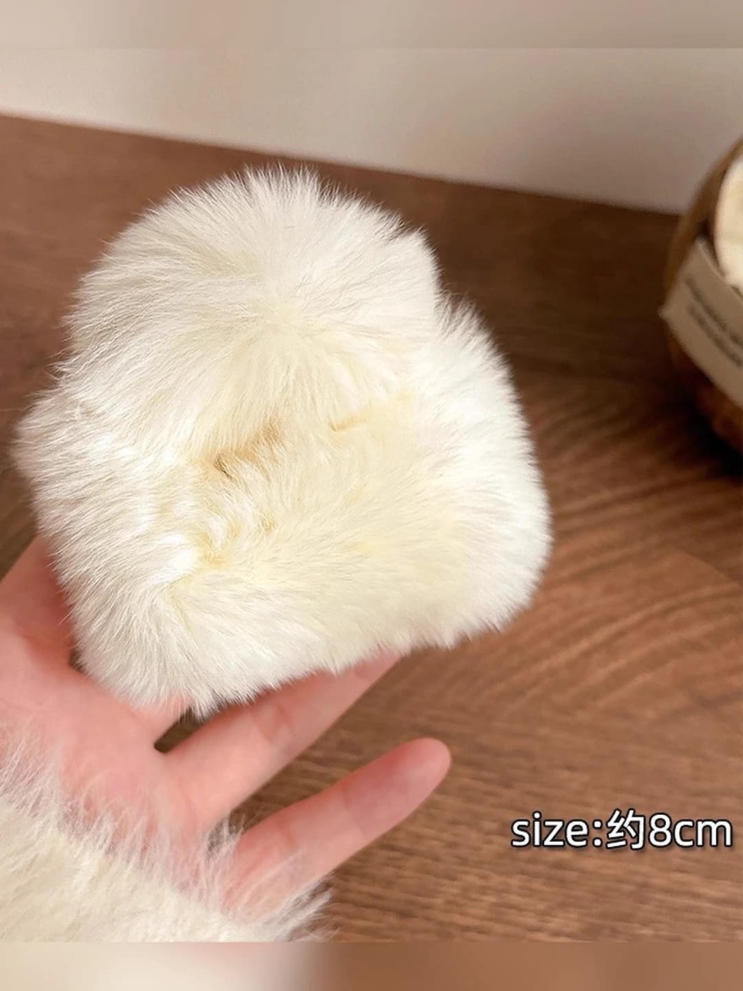 3# White fur claw clip approx 9 cm