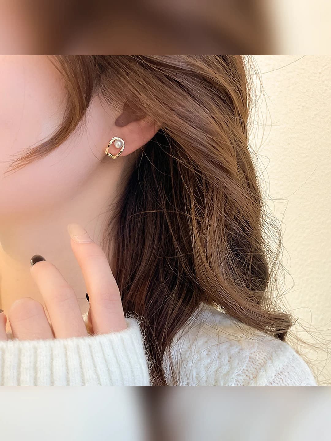 Small pearl earrings, gold