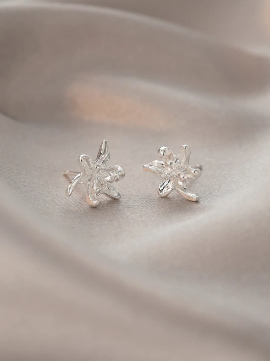 9# Iris stud earrings