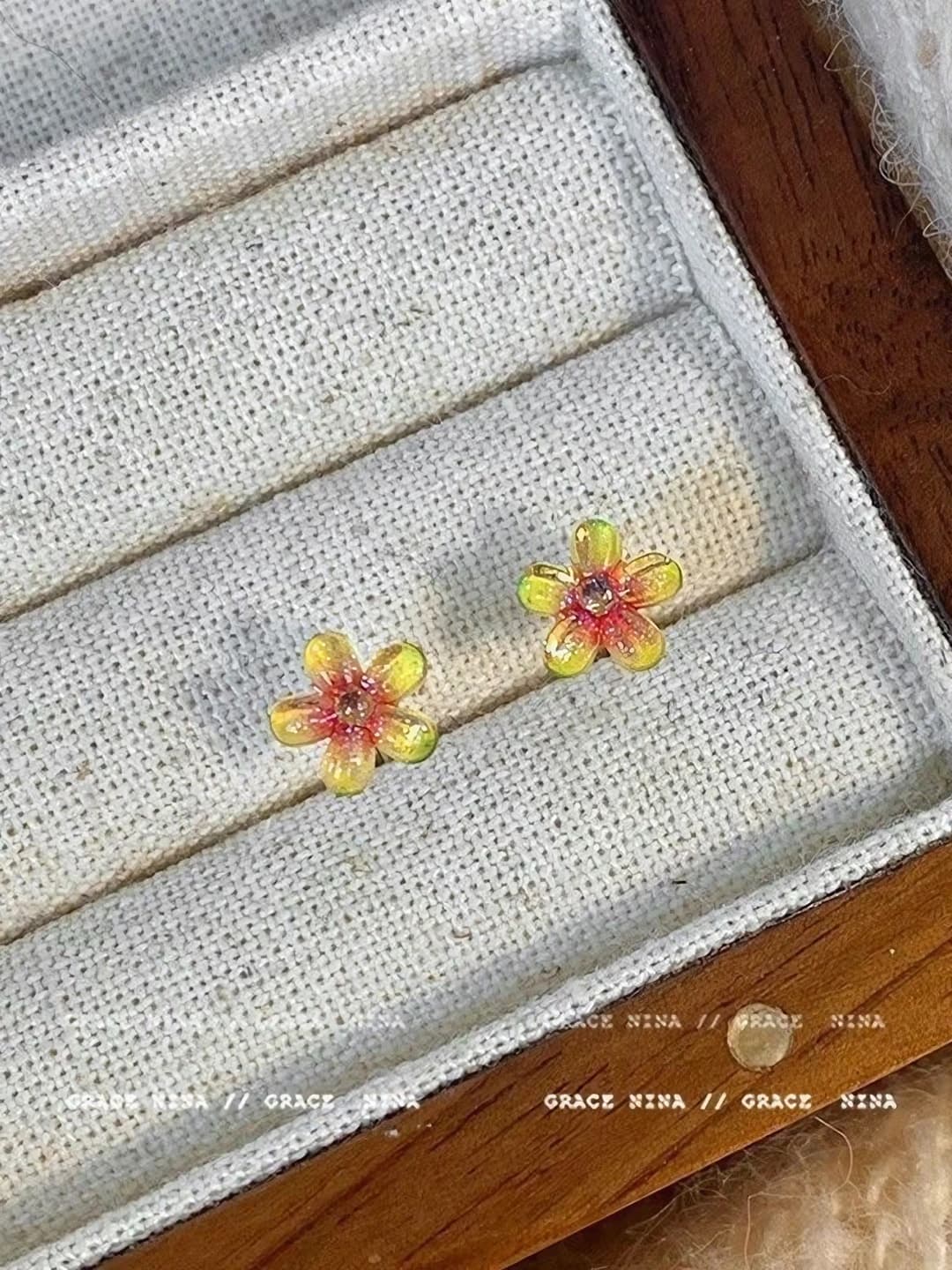 4#D1002 studs pair - yellow-pink flowers