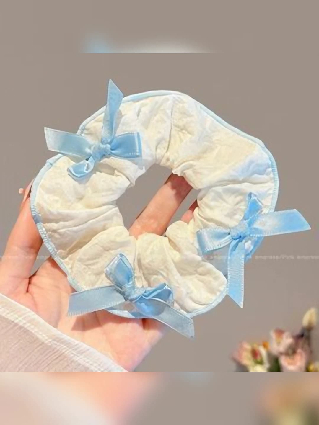 Blue-white bow, white 10 cm