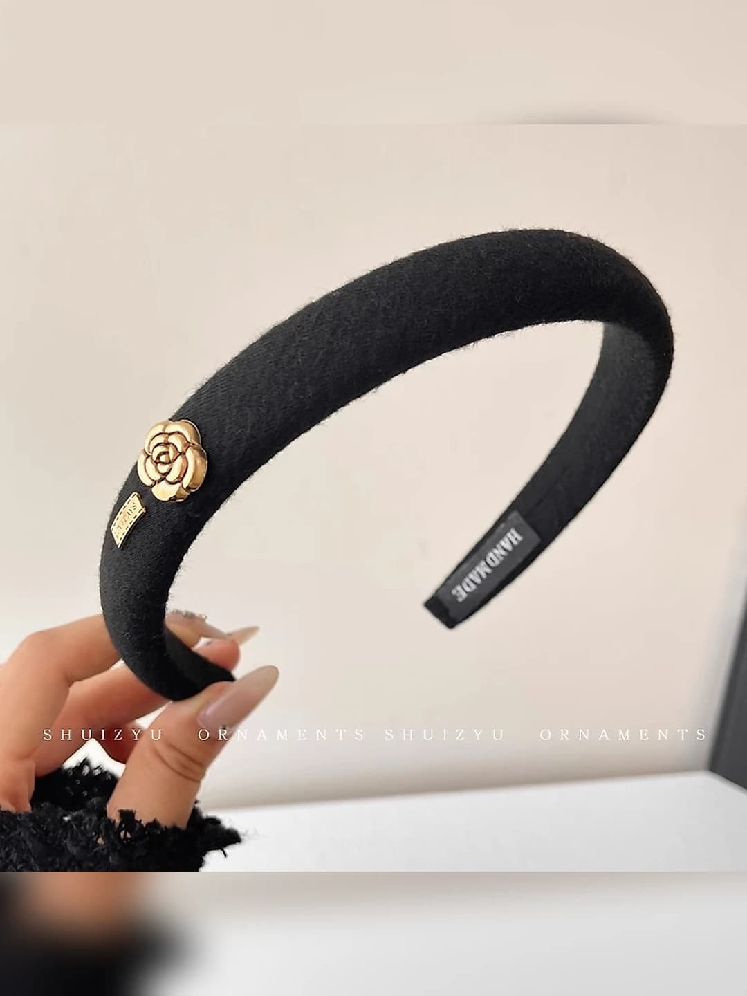 19# Gold logo camellia