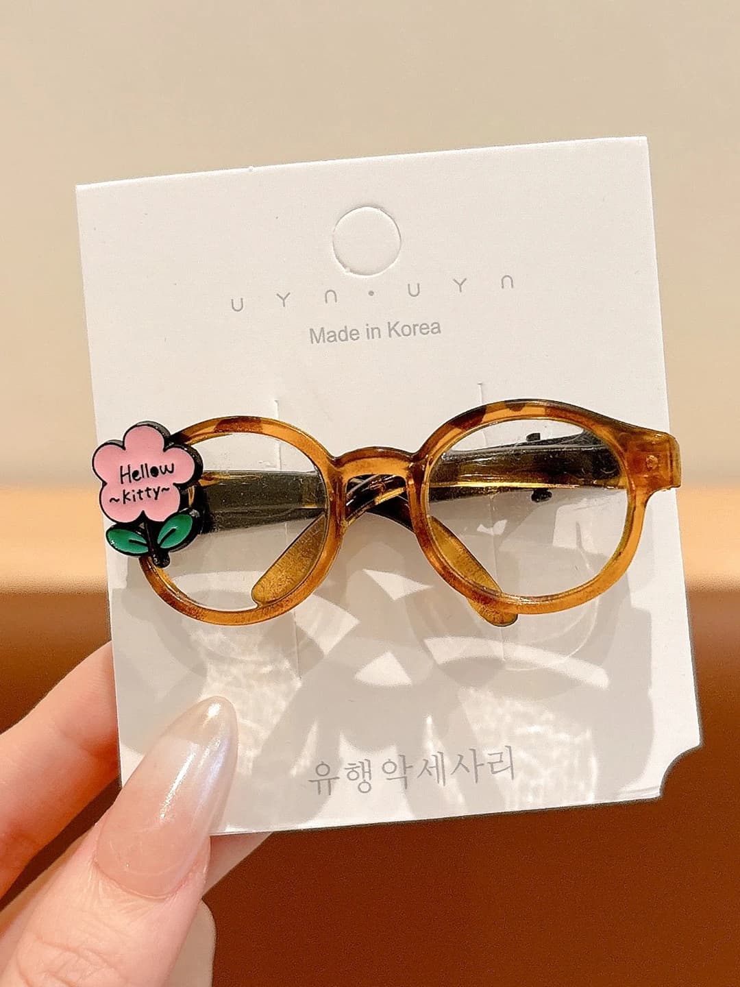 Floral glasses clip