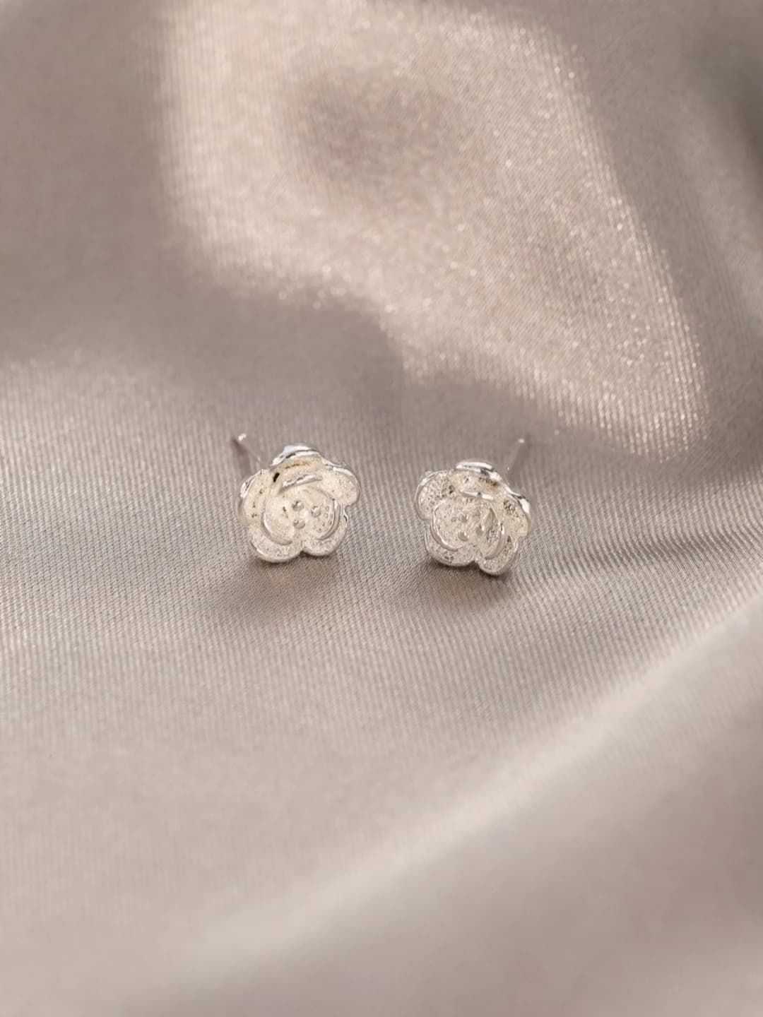1# Small flower stud earrings