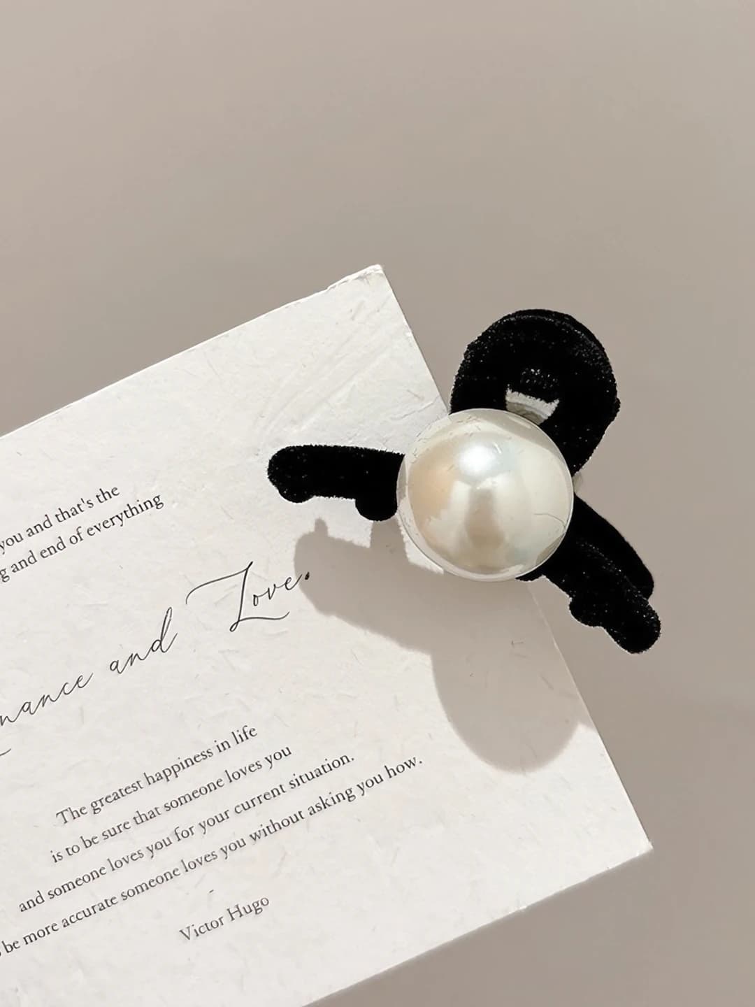 White pearl velvet clip 4 cm