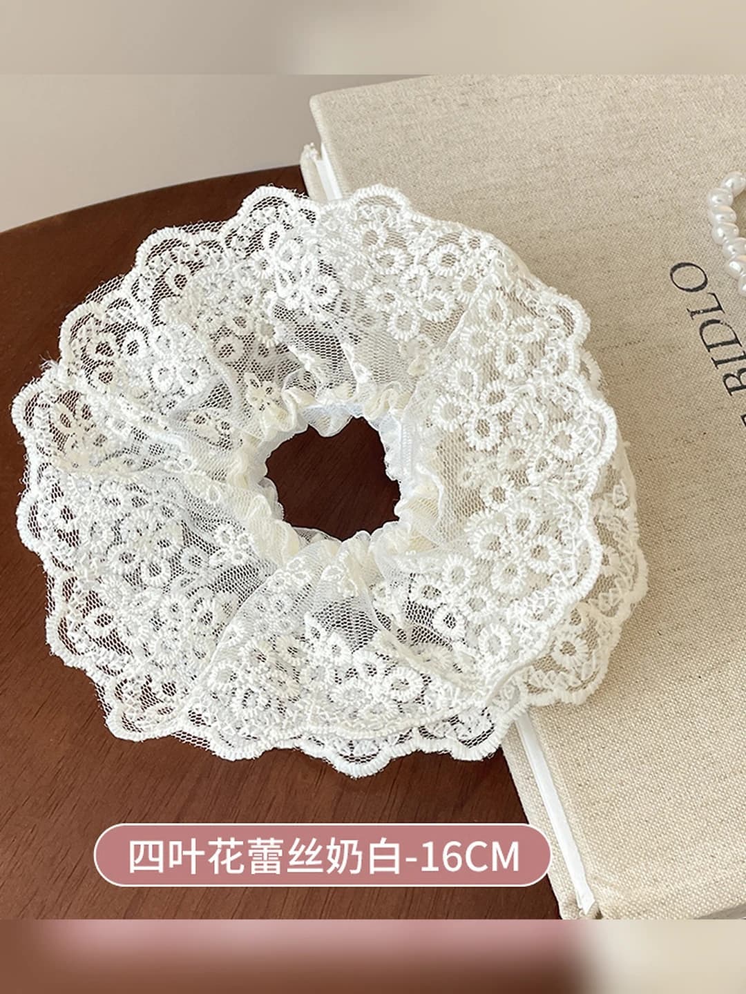 Four-leaf clover lace off-white scrunchie - 16CM