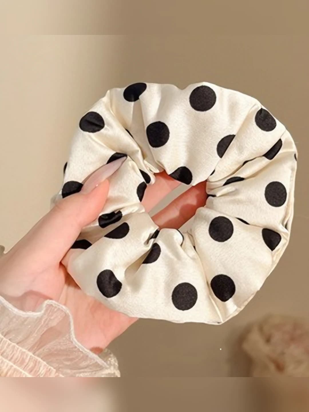 White polka dot, 13 cm