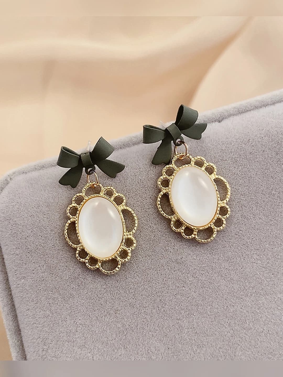 Oval cat eye bow