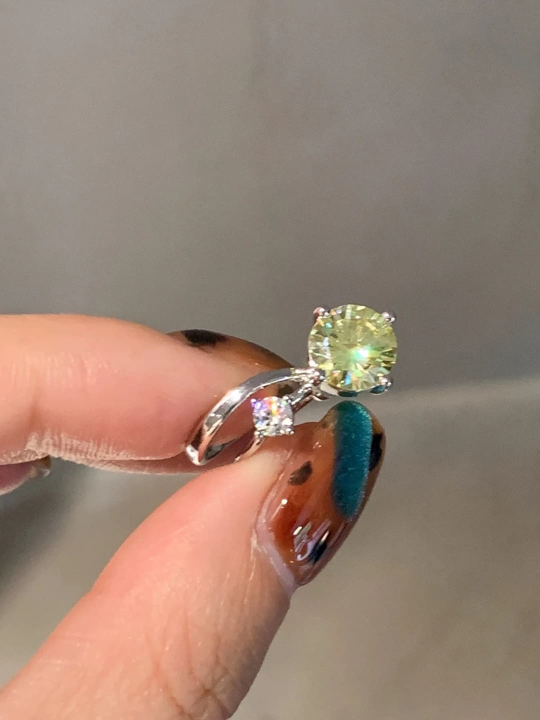 Fruit green, single ear clip, no piercing