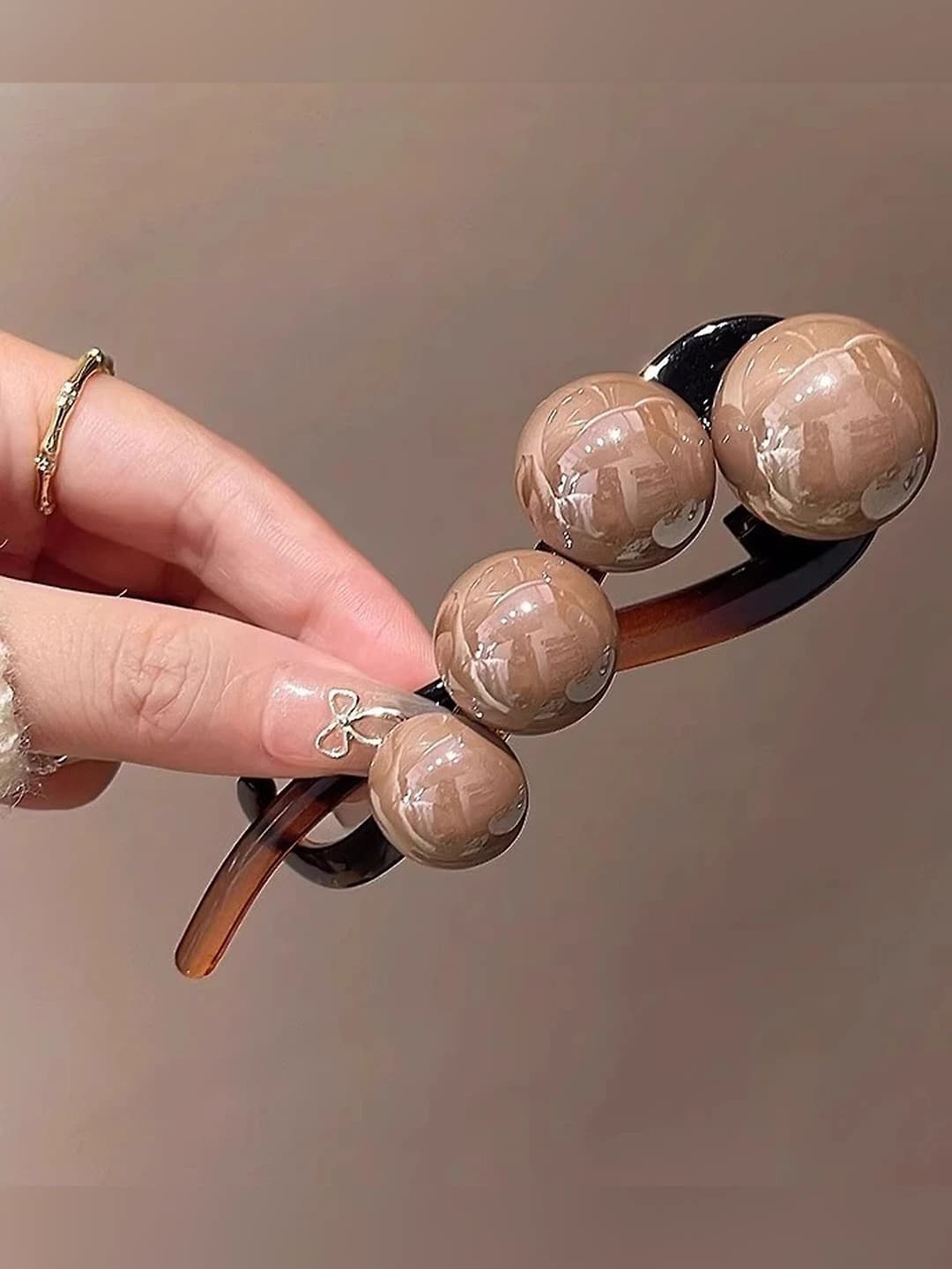 Light coffee pearl twist clip