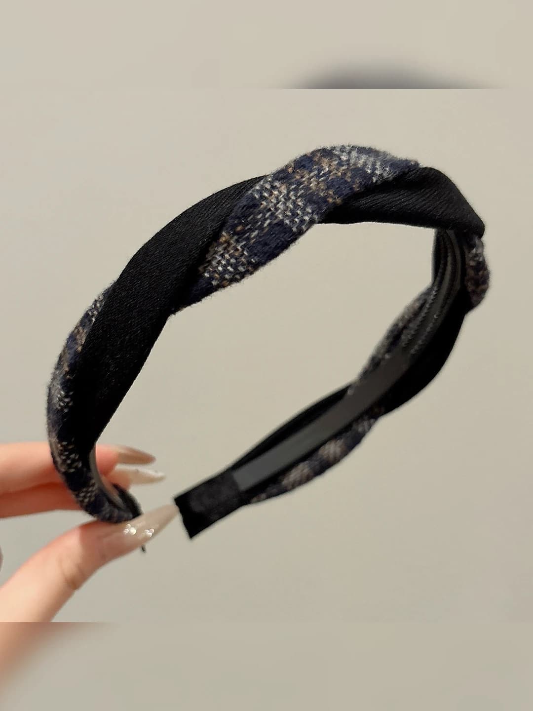 3# Black diagonal plaid hairpin