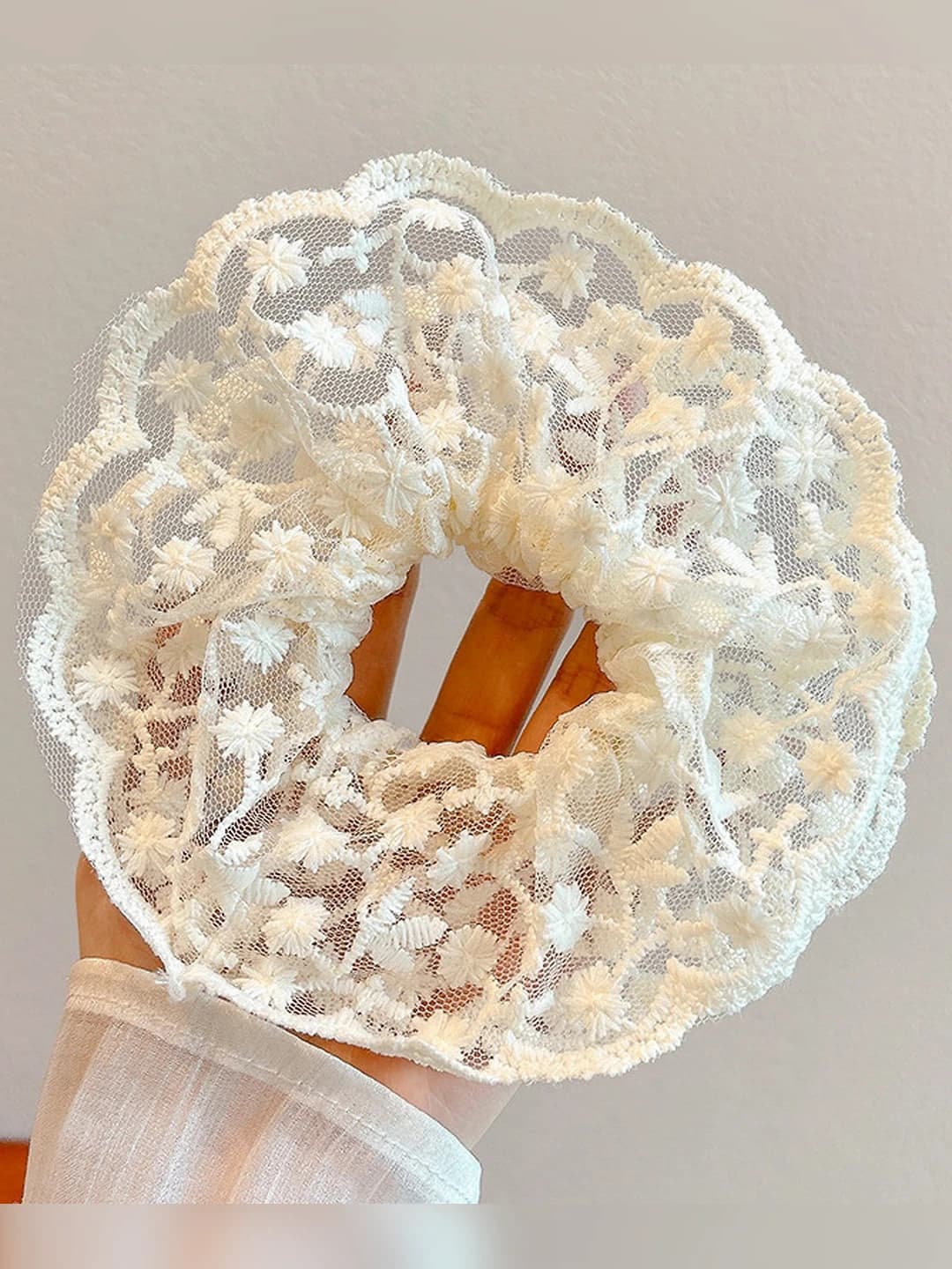 Small floral lace off-white scrunchie - 15CM