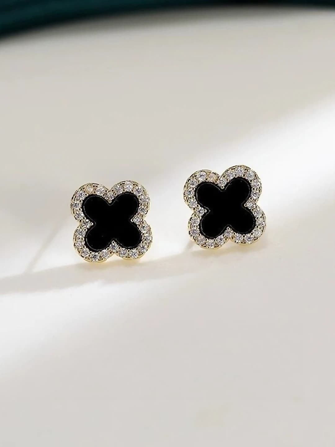 Black clover, pair
