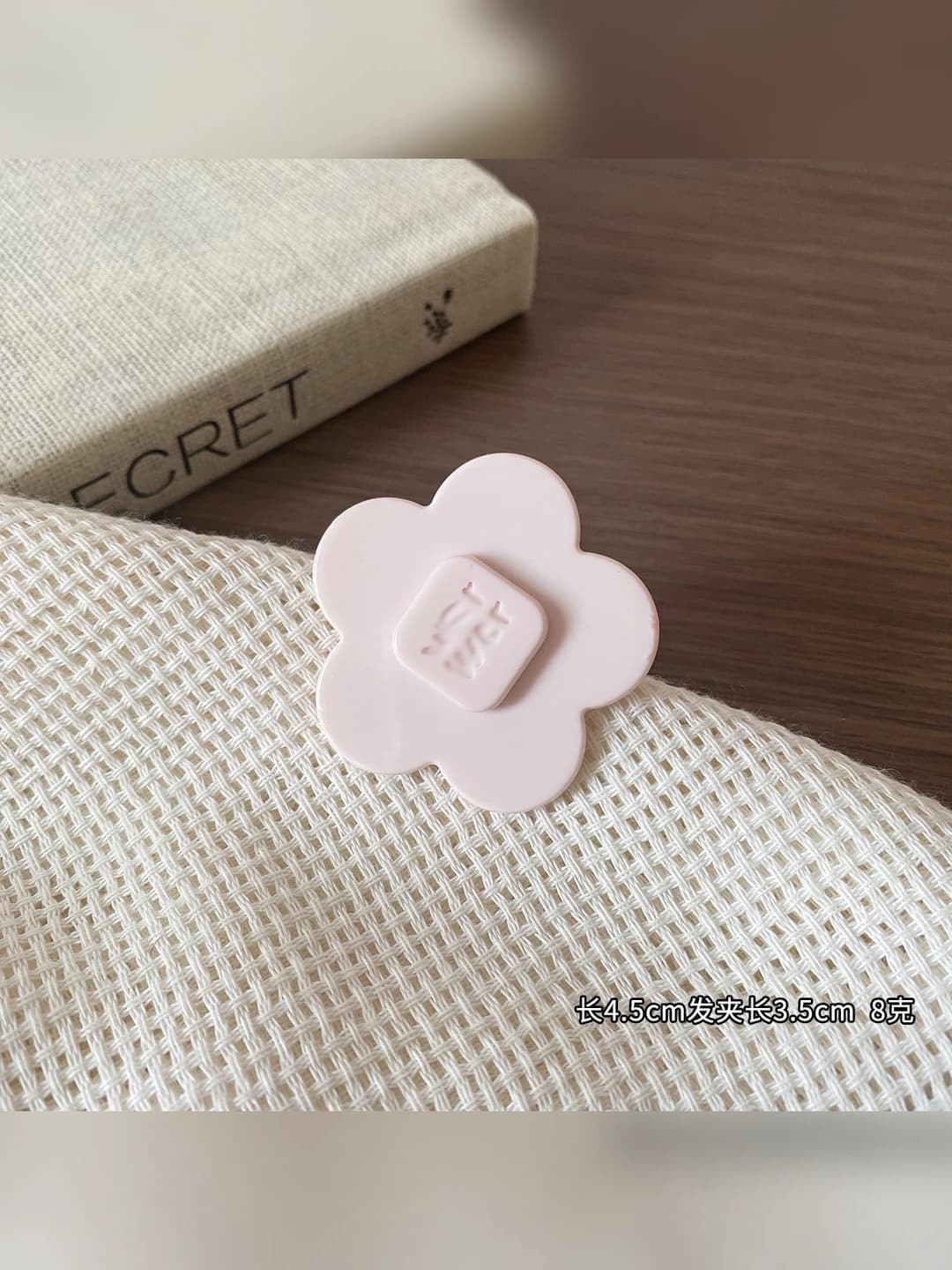 Small cream pink flower
