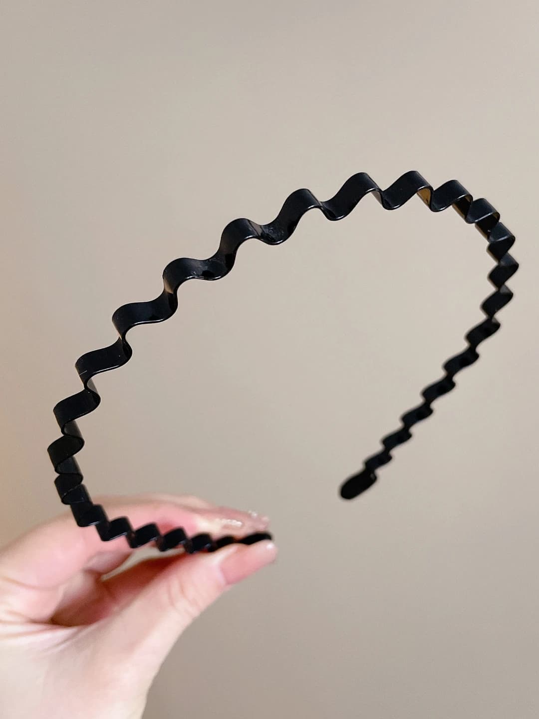 [1] 6 mm thick wave headband
