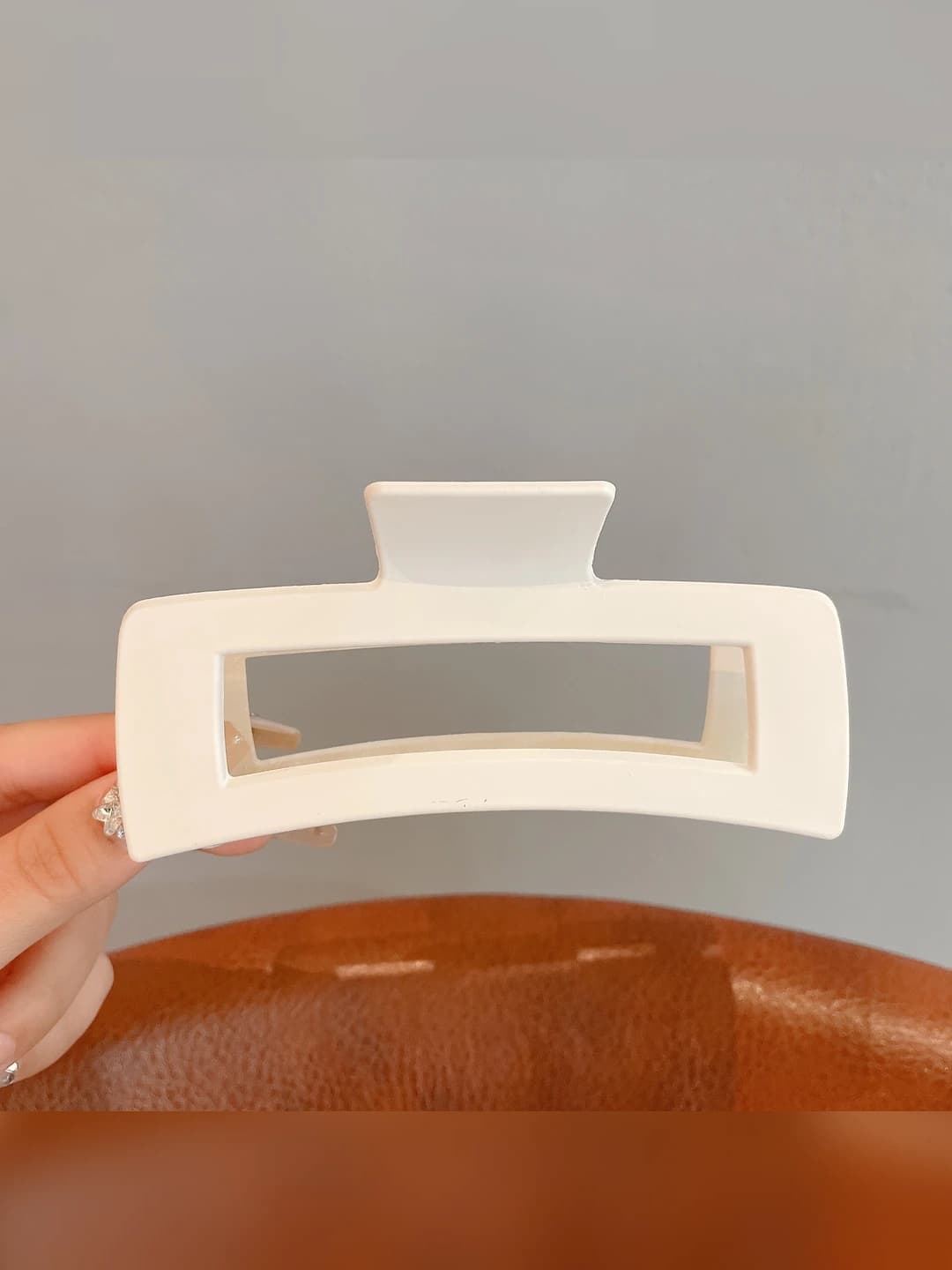 53# Extra large off-white square clip 13 cm