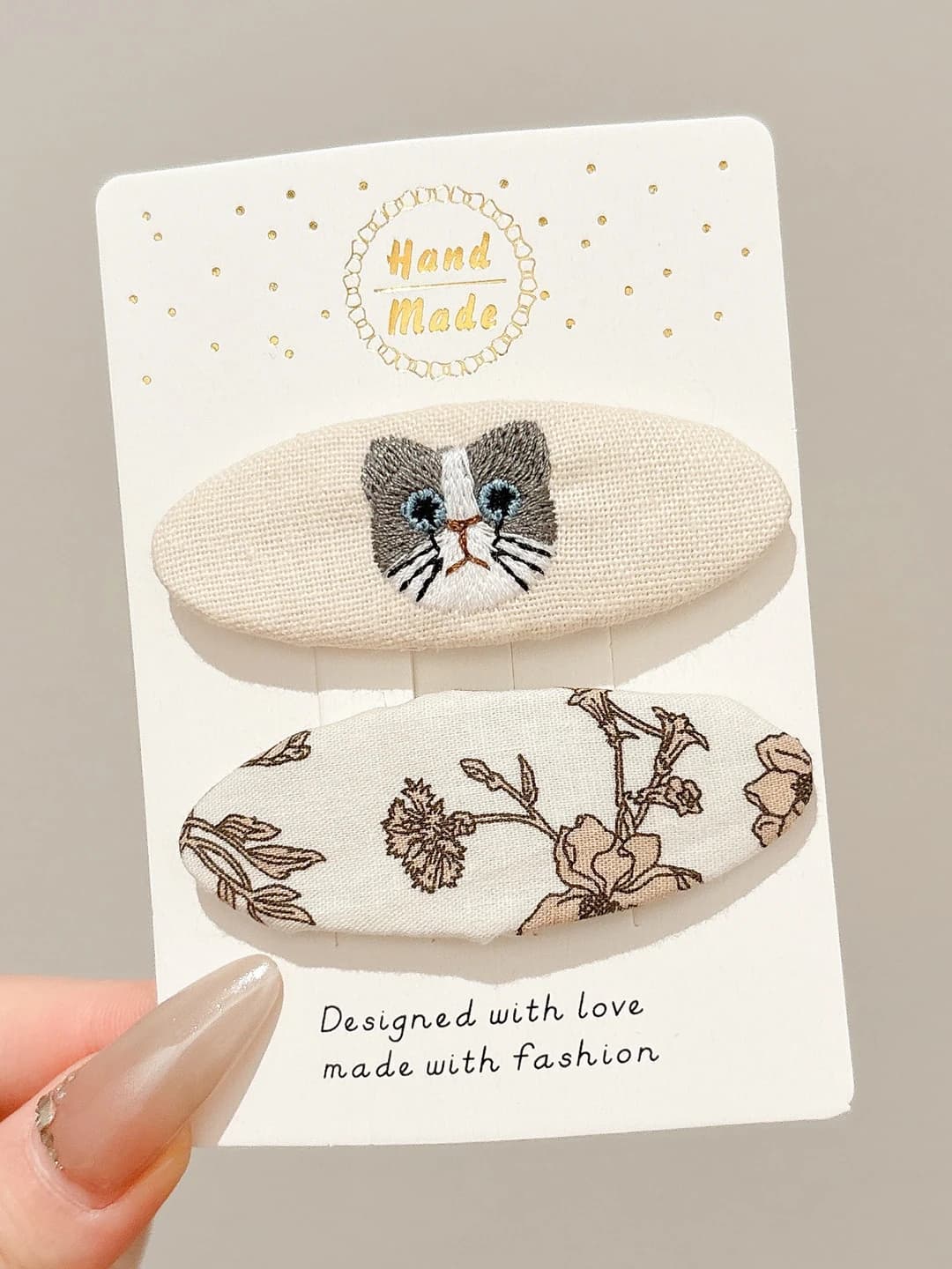 1# Off-white floral cat - 6.5cm