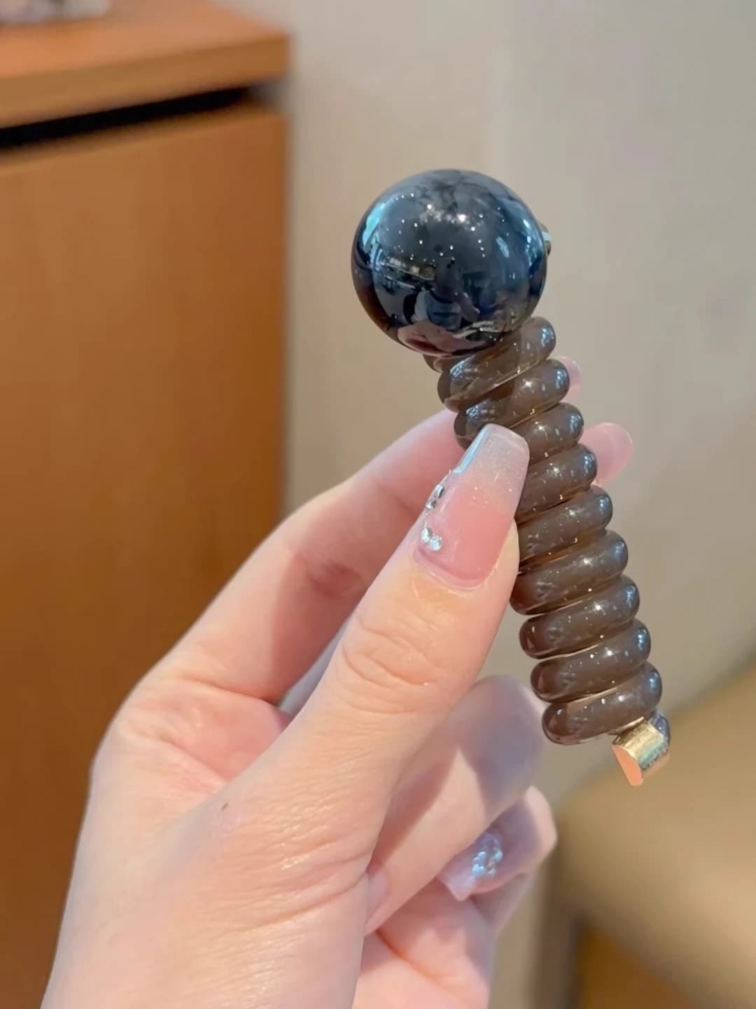 Jigarrang telefon simi, qora marvarid