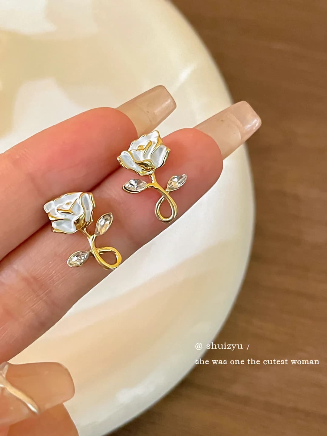 White rose earrings, gold