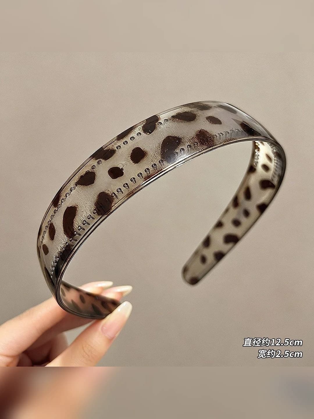 1# Grey leopard - acrylic - dia ~11 cm