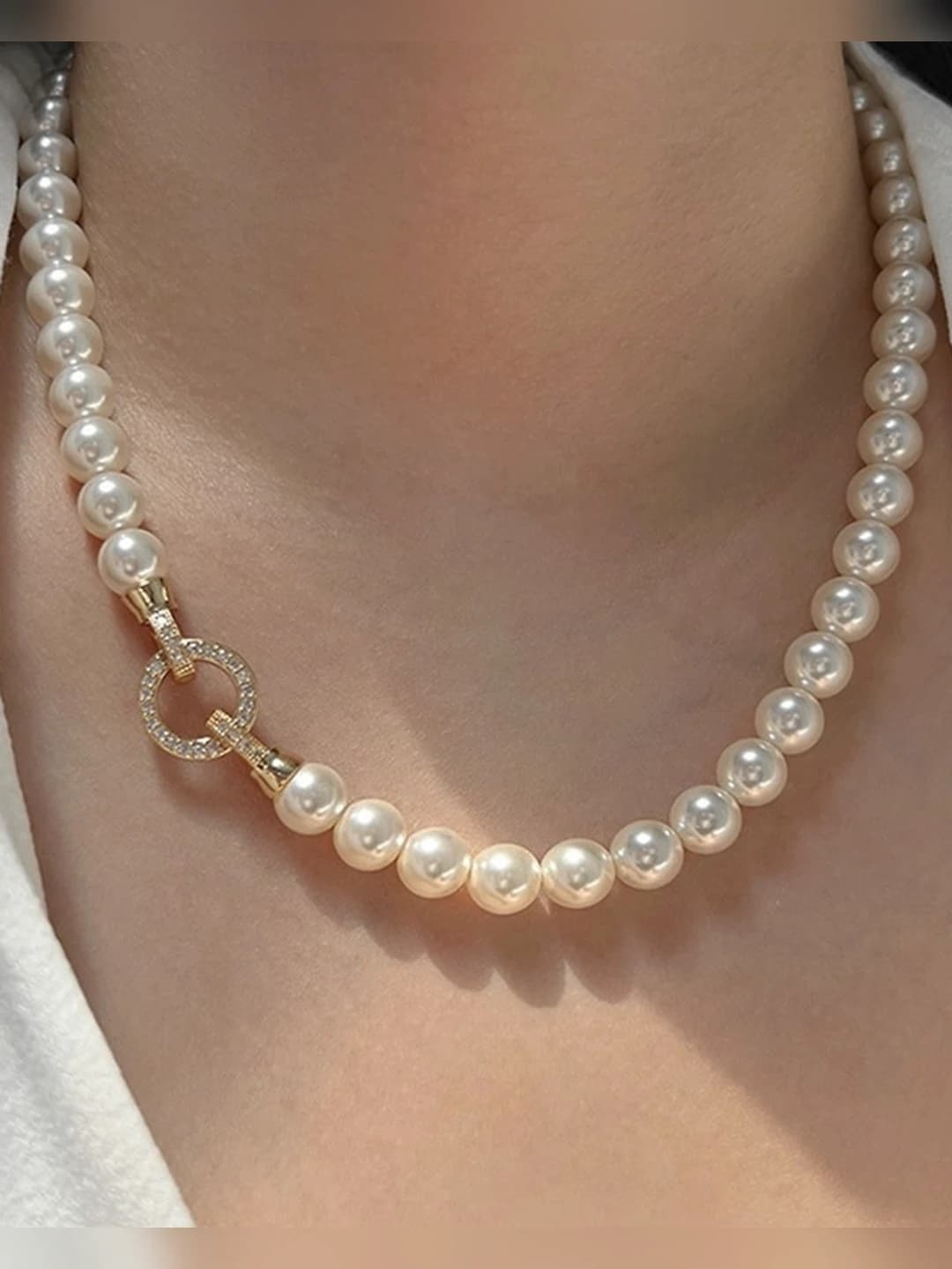 Pearl necklace - gold clasp