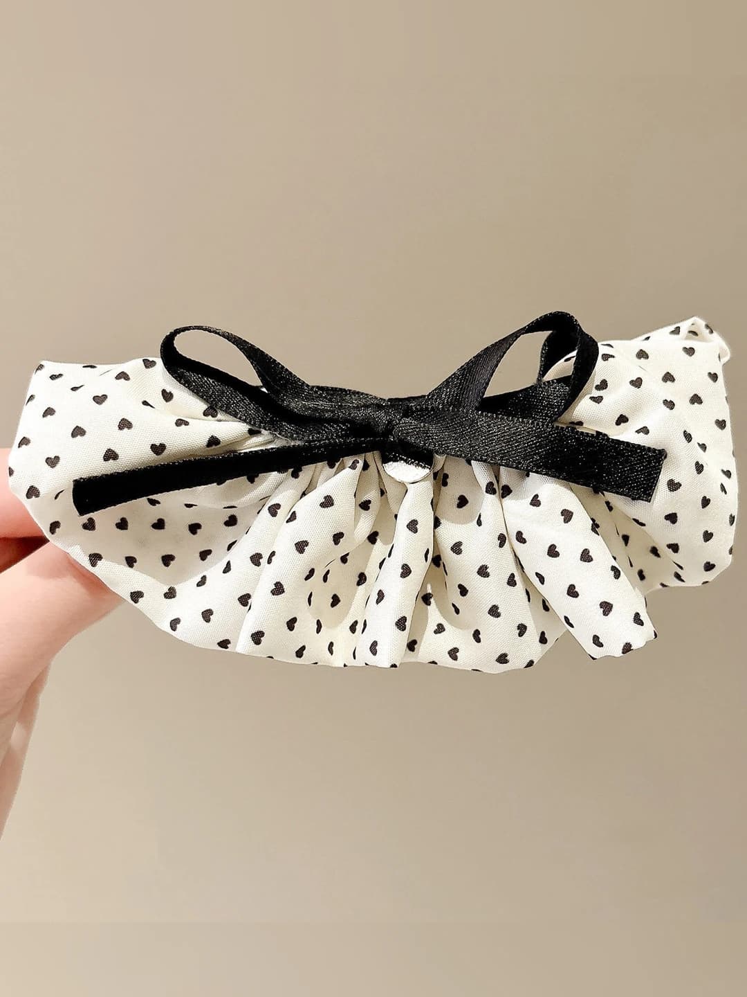 Сердечки белые горошины банановый зажим, основание ~10 см