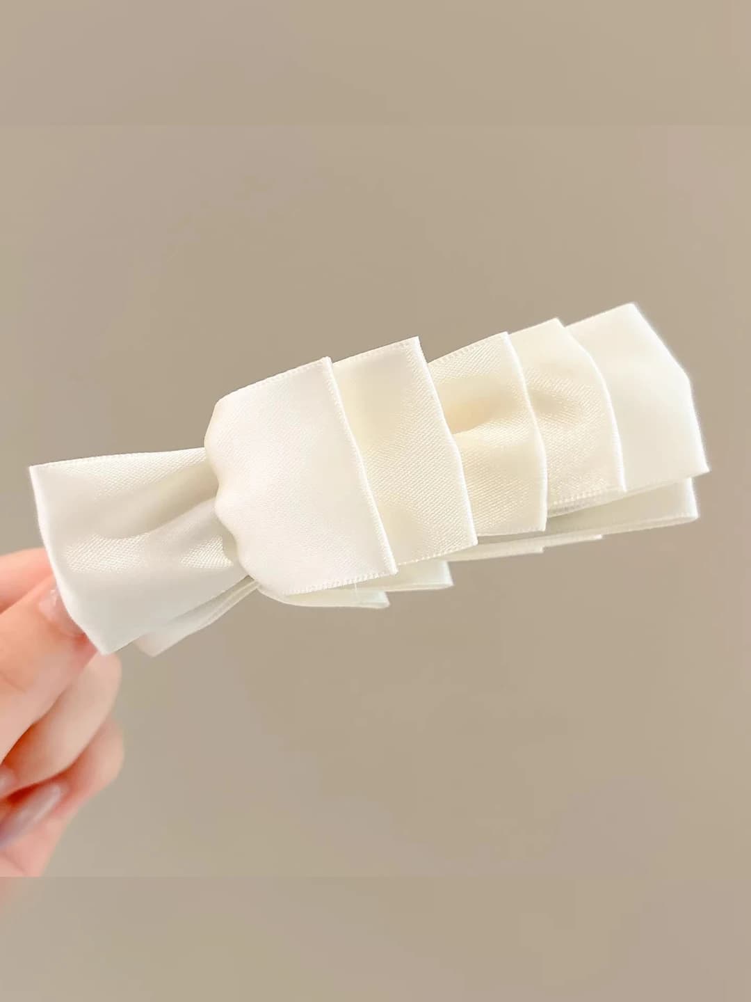 Off-white, ~12 cm, base 9.5 cm