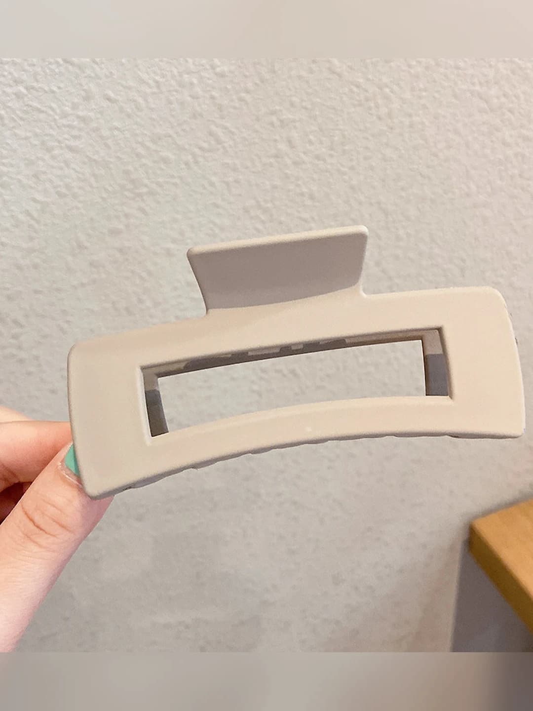 Beige-grey square clip 11 cm