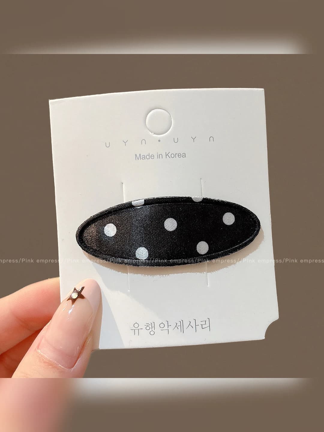 Black-white dots, oval BB clip, 5.8 cm