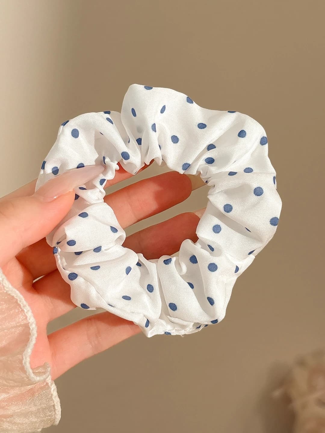 White, light blue dots 9 cm