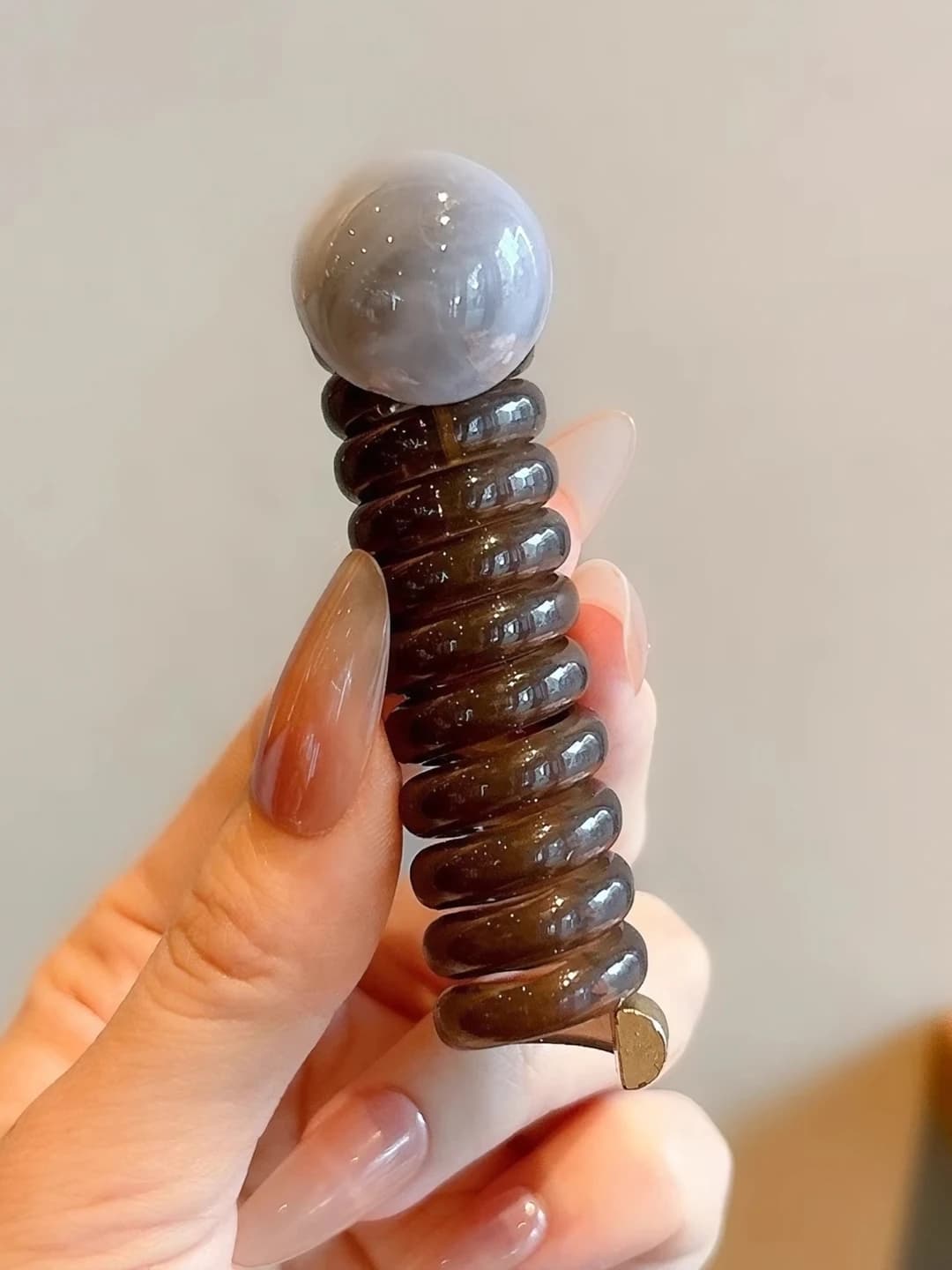 Jigarrang telefon simi, qora marvarid