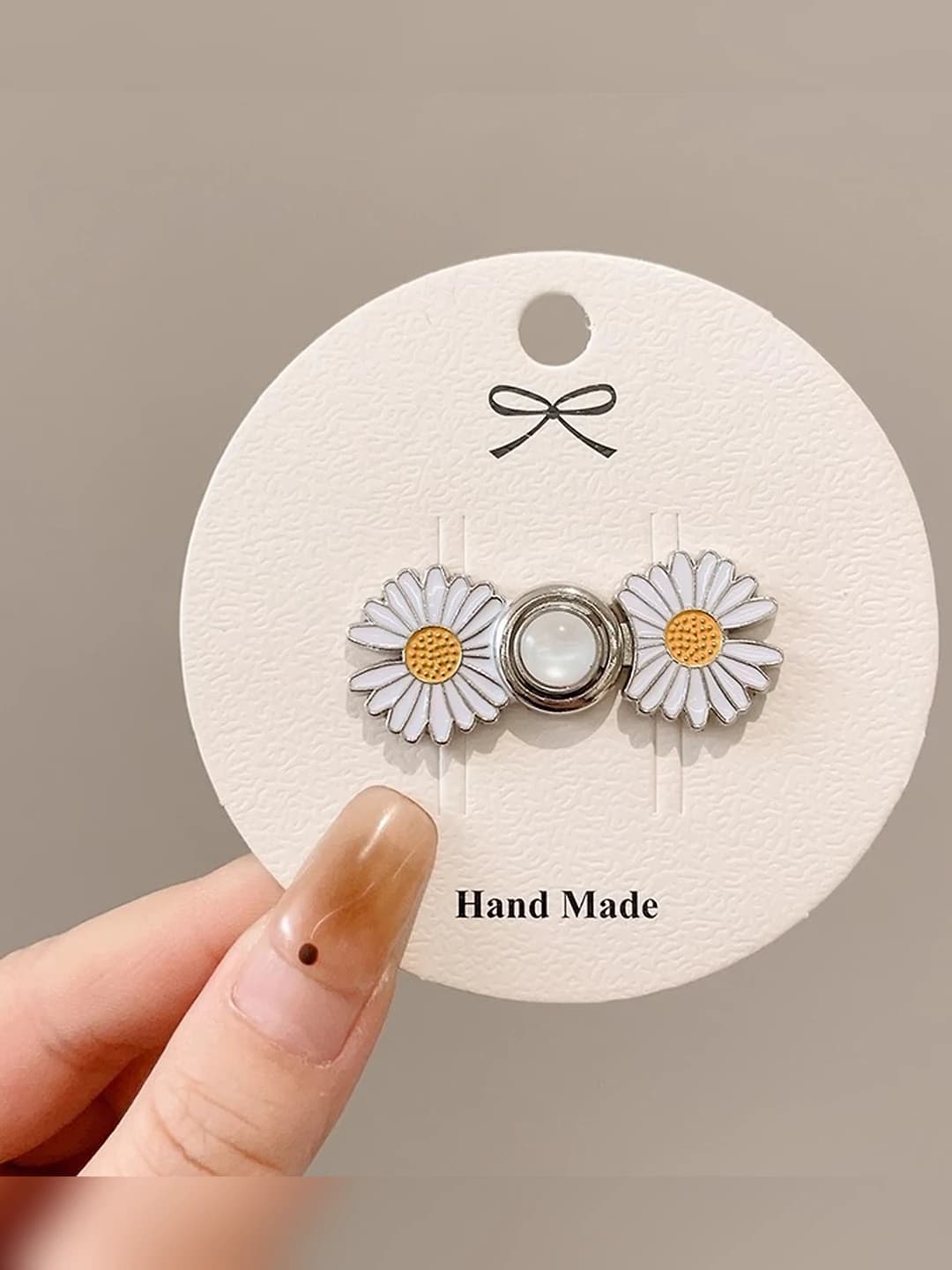 83# White daisy (pin) single