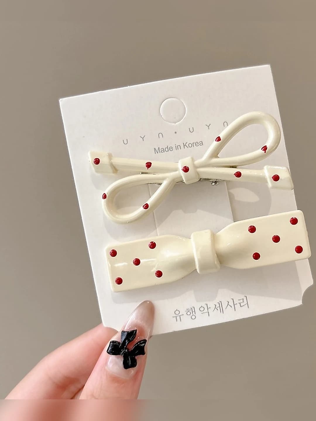 White polka dot, 1 pair