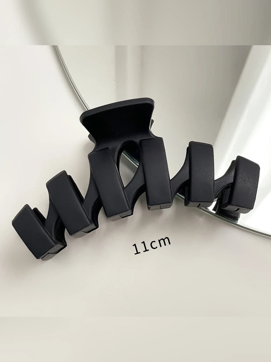 6# Irregular black clip