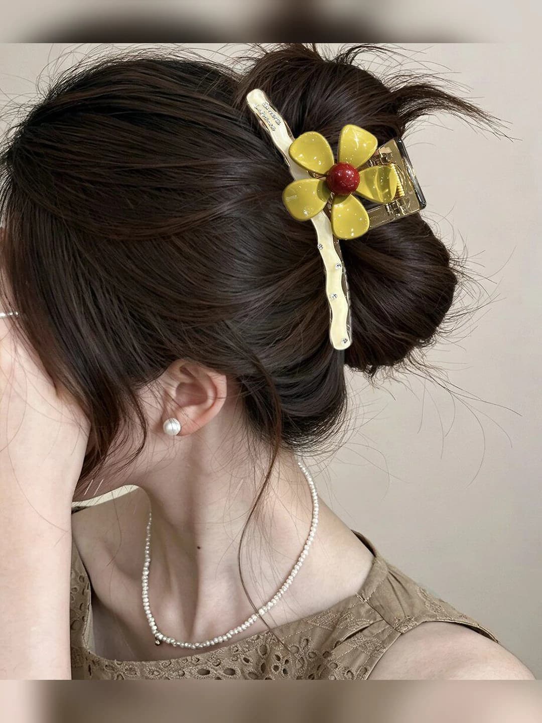 Women's flower claw hair clip made of acrylic for spring-summer