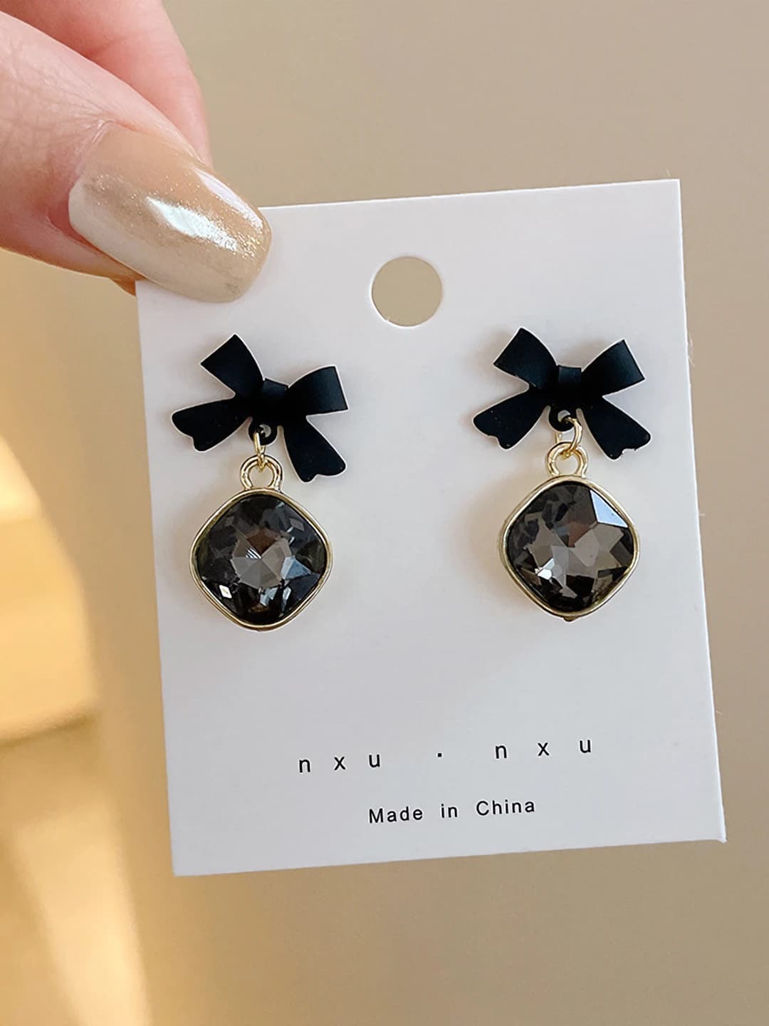 Black bow, grey stone