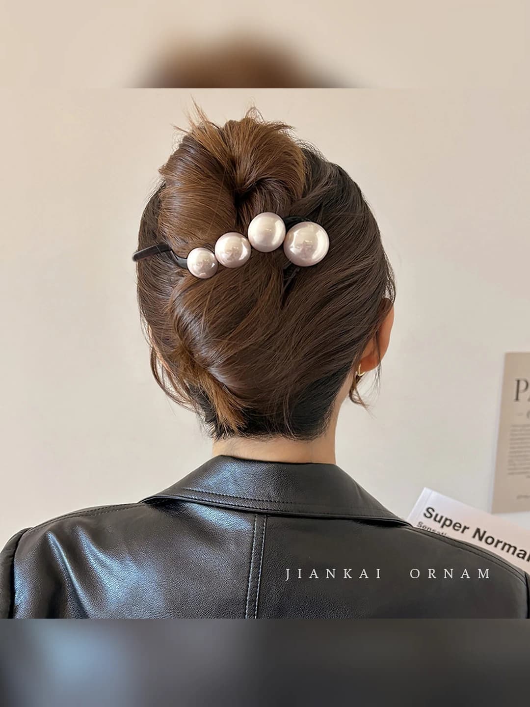 Off-white pearl twist clip