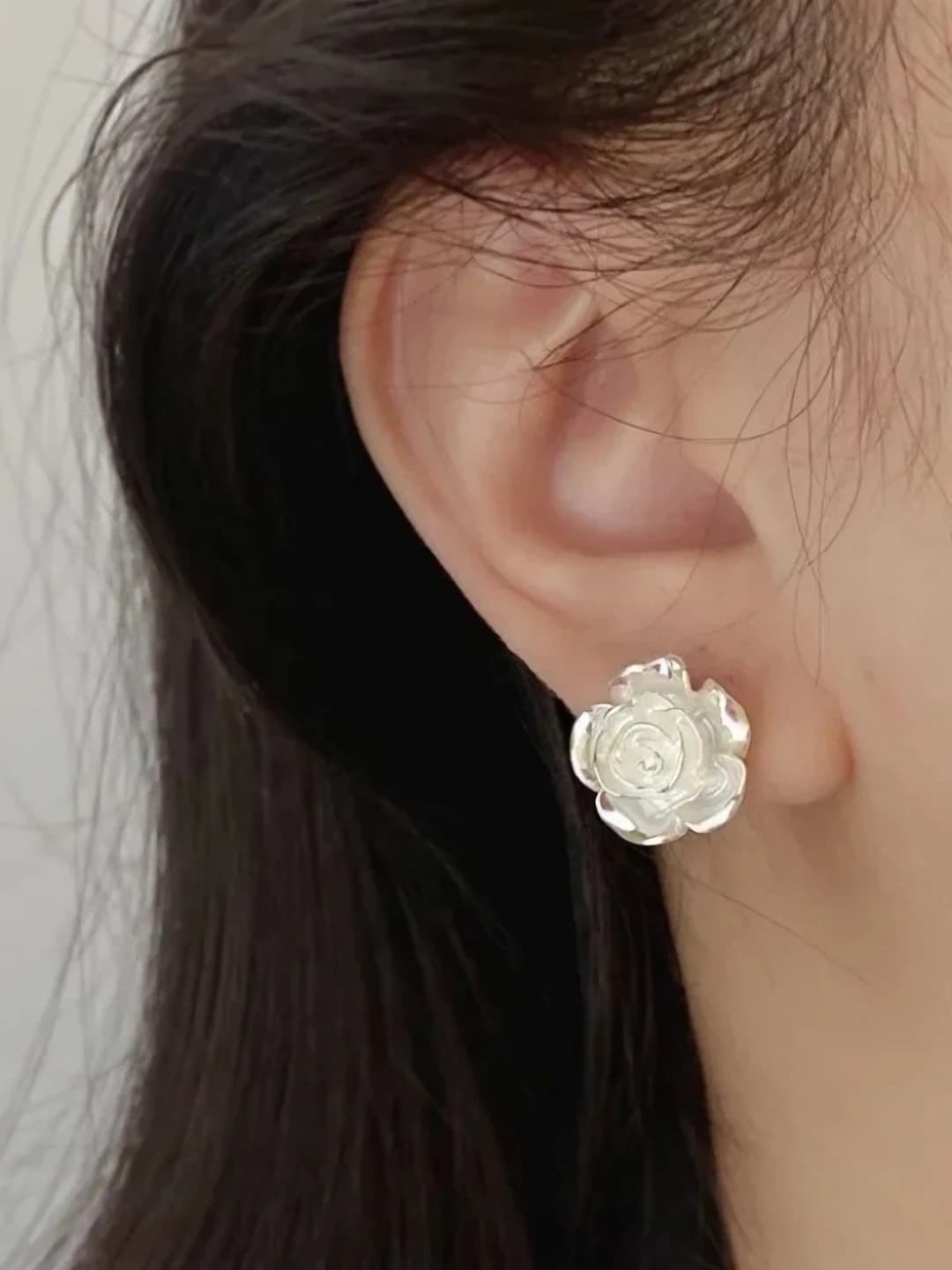 White flower earrings 868