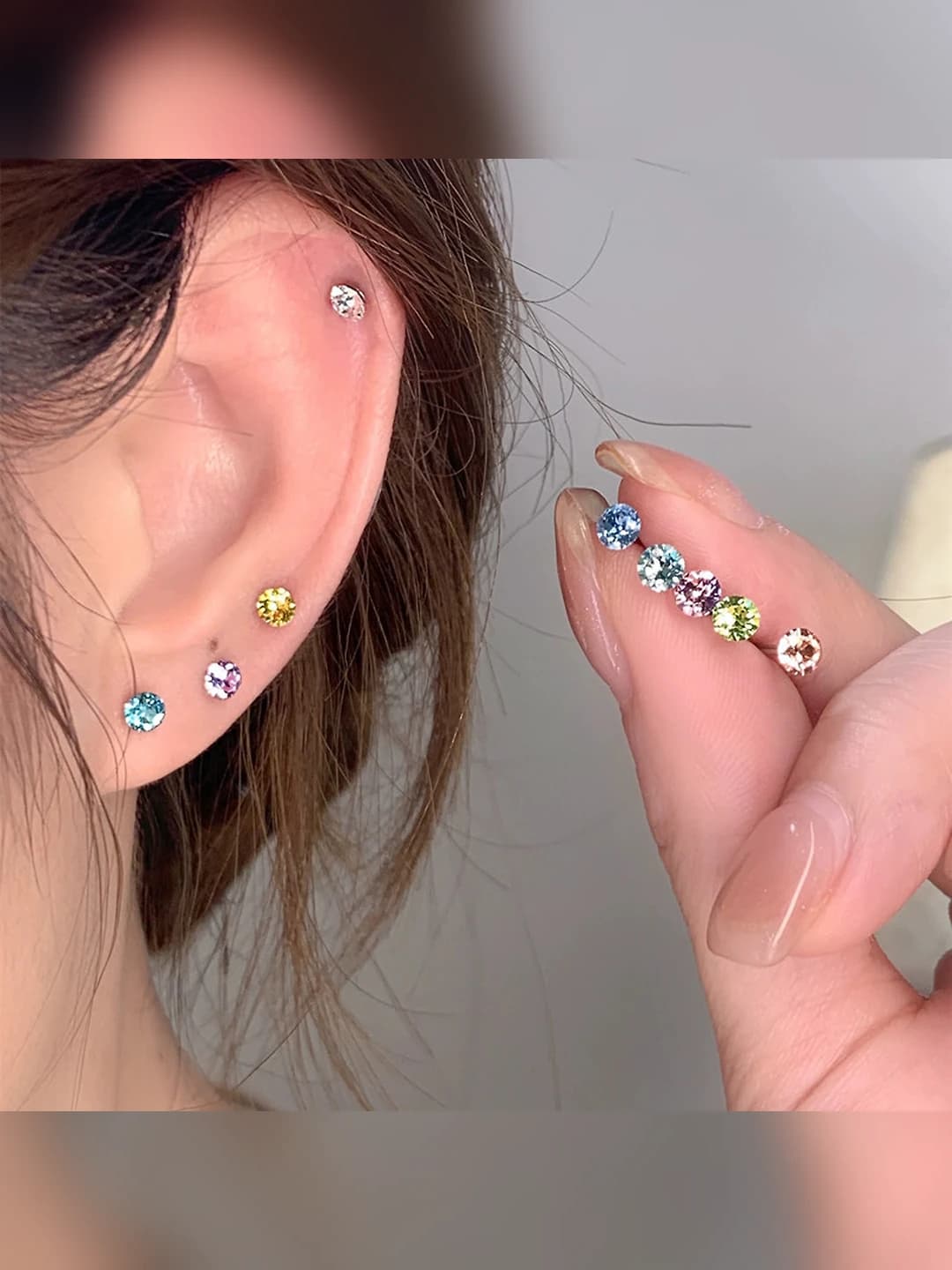 Ayollar uchun 4mm rangli yaltiroq zirkonli titan po'lat stud ziraklar, geometrik shakl, doira dizayn elementi, yopiq tagi