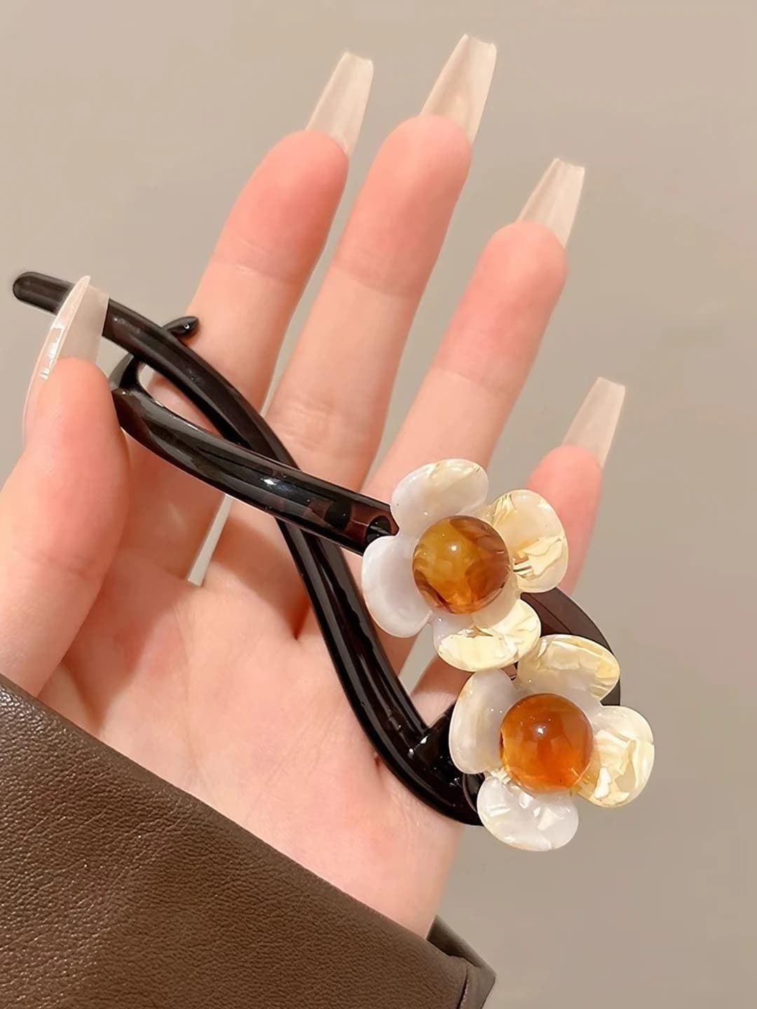 3# o'rik rangi kichik gul burilgan klipi 10.5cm