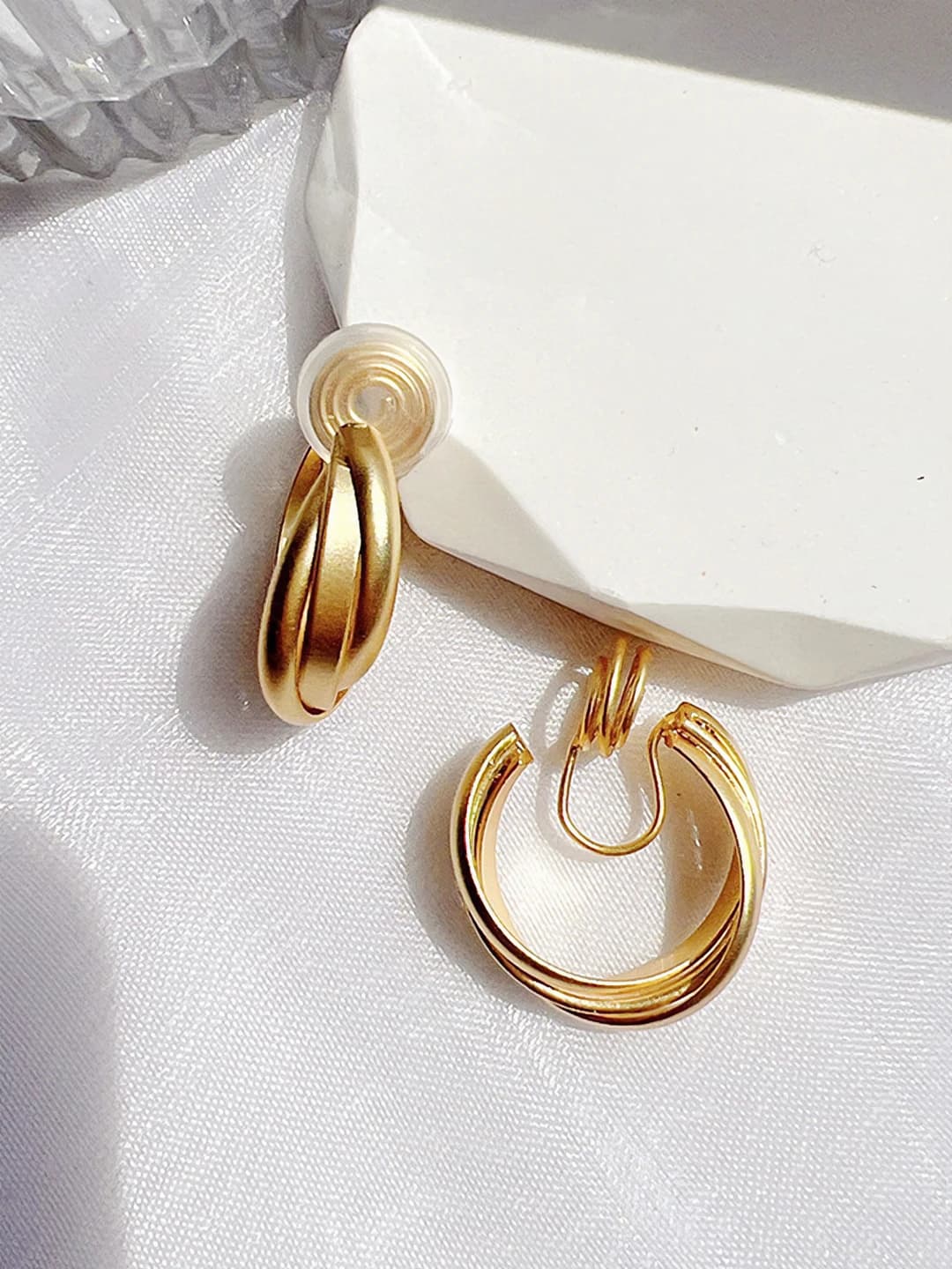 No piercing. Spring clip. Matte gold