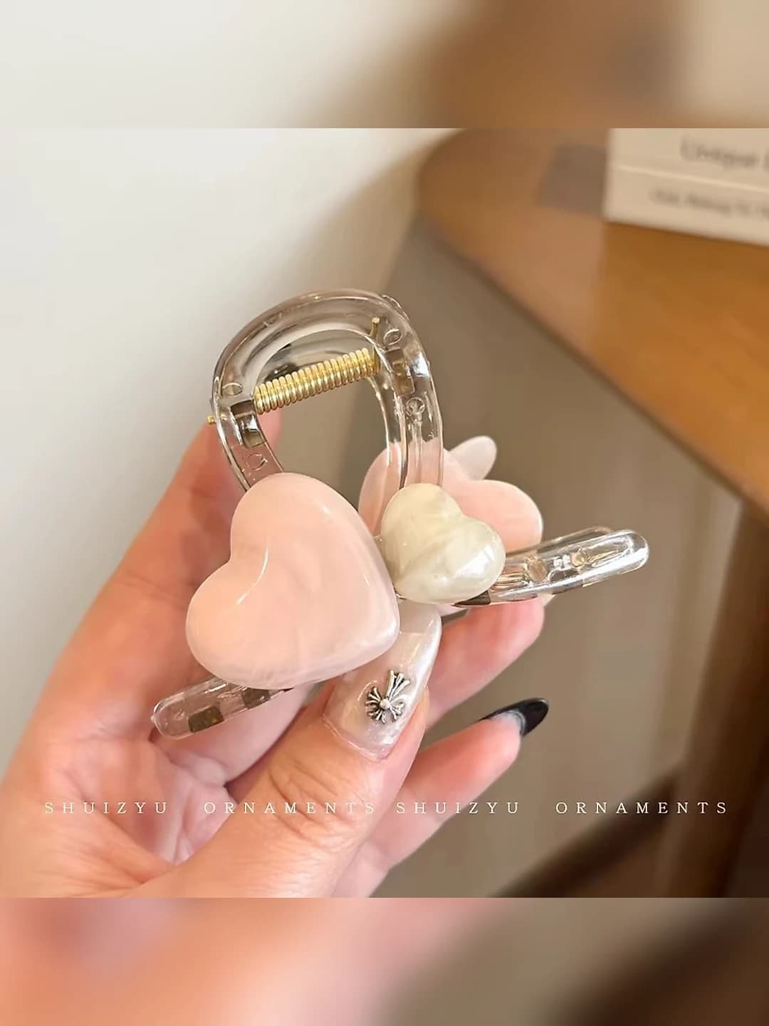 Medium clear heart clip 8 cm