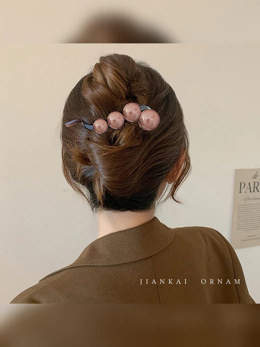 Light coffee pearl clip